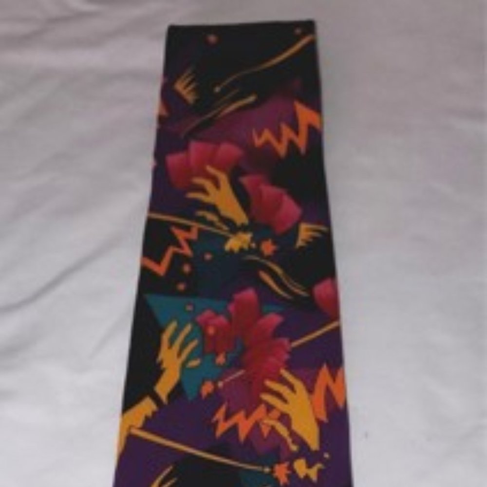 BEATLES NECKTIE "MAGICAL MYSTERY TOUR" BY THE BEATLES RELEASED 1967 Colorful